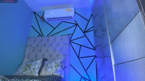 independent model online show from 14, 4, 2026