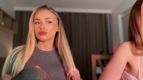 Julia R Le online show from 12, 11, 2025