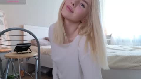 Snapshot of juliacontrol chatting on 8, 12, 2024 Molly online show from 8, 12, 2024