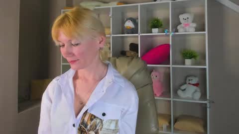 Julie Lucasss online show from 13, 4, 2026