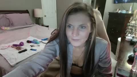 Hi guys Im Sarah and my pleasure is in your hands. online show from 2, 7, 2026