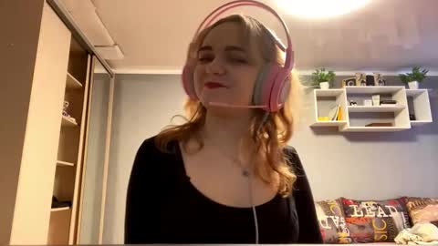 Snapshot of kariejenison chatting on 8, 11, 2025 Im Olivia online show from 8, 11, 2025