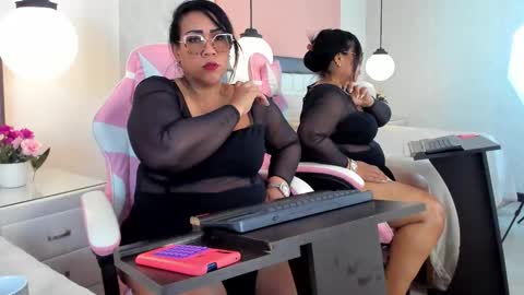 karolwest_ online show from 4, 11, 2025