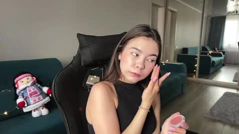 Snapshot of katheleenschraub chatting on 4, 6, 2026 Elle online show from 4, 6, 2026