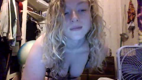 Snapshot of kaybug98 chatting on 19, 2, 2025 kaybug98 online show from 19, 2, 2025