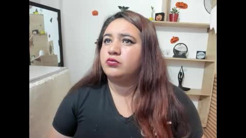 Snapshot of khloe_tommson_ chatting on 1, 11, 2025 khloe_tommson_ online show from 1, 11, 2025