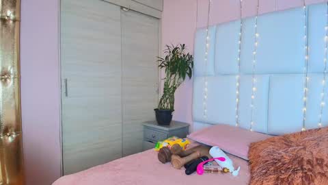 Snapshot of kiana_cream chatting on 12, 1, 2025 N M online show from 12, 1, 2025