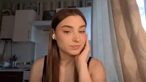 Ola my name is Lissa  Lets hit 10 Thumbs Up together   online show from 22, 4, 2026