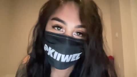 Snapshot of kiiwee chatting on 5, 11, 2025 KIIWEE online show from 5, 11, 2025