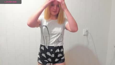 Snapshot of kikies_ chatting on 14, 2, 2025 Mika and Miranda online show from 14, 2, 2025