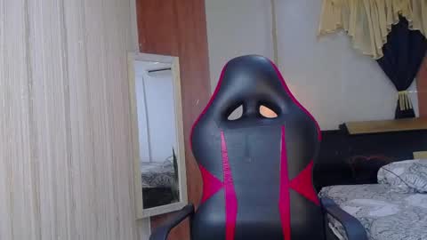 Snapshot of kim_curly_ chatting on 8, 11, 2025 KIM online show from 8, 11, 2025