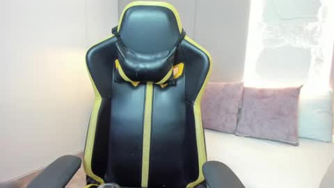Snapshot of kira_relish chatting on 22, 4, 2026 K I R A online show from 22, 4, 2026