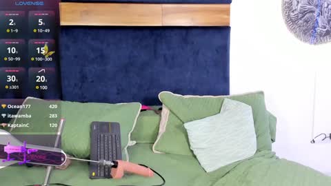 Kissing Company online show from 7, 2, 2025