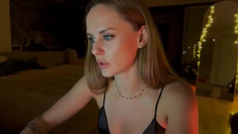 Snapshot of kissnova_ chatting on 8, 10, 2025 Emma online show from 8, 10, 2025