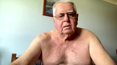 Snapshot of knights2001 chatting on 24, 11, 2025 Aussiedude online show from 24, 11, 2025
