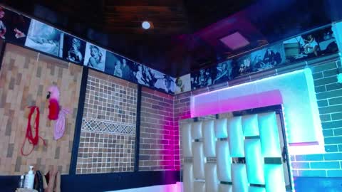 kriss_sweetboobs online show from 4, 4, 2026