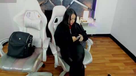  L A R A   online show from 4, 3, 2025