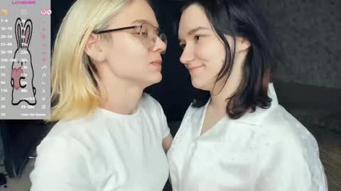 Snapshot of lacyedison chatting on 19, 5, 2026 Violet and Isabel online show from 19, 5, 2026