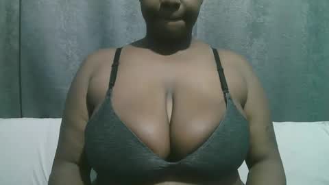 Snapshot of lady_dearra chatting on 19, 10, 2025 lady_dearra online show from 19, 10, 2025