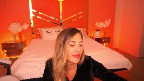 Snapshot of ladyylaura chatting on 27, 10, 2025 Laura online show from 27, 10, 2025