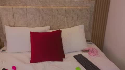 laiamilf online show from 28, 1, 2025