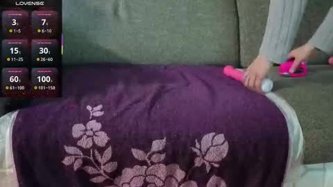 lapetitefrenchie83 online show from 12, 9, 2025