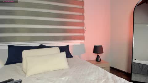 lara_reynolds_ online show from 18, 4, 2026