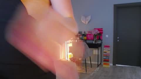 Snapshot of larakanes chatting on 5, 11, 2025 LaraKanes online show from 5, 11, 2025