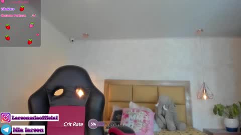 Snapshot of larsonmia chatting on 8, 1, 2025 MIA online show from 8, 1, 2025