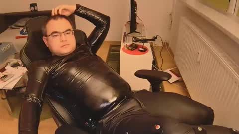 Snapshot of latexboy893 chatting on 1, 12, 2025 latexboy893 online show from 1, 12, 2025
