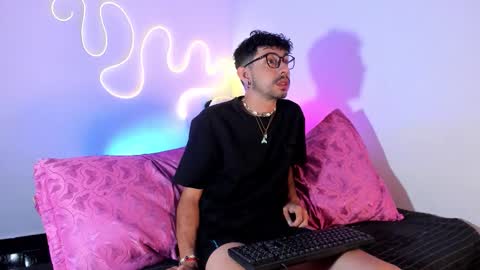 latin_bigcock21cm online show from 25, 3, 2026