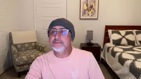 Snapshot of latinnous chatting on 17, 10, 2025 QS - INDEPENDENT MODEL online show from 17, 10, 2025