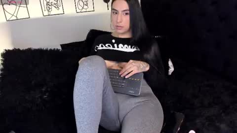 Snapshot of laubm01 chatting on 25, 7, 2026 Laura 3 online show from 25, 7, 2026