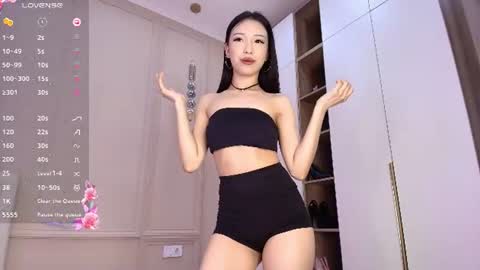 Snapshot of laumalove chatting on 5, 7, 2026 Lauma online show from 5, 7, 2026