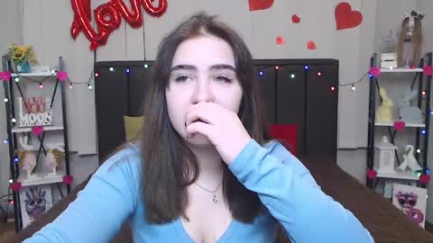 LauraHlot online show from 12, 2, 2025