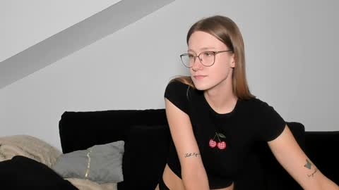 Snapshot of laurasommer chatting on 19, 5, 2026 Laura Lara Sommer online show from 19, 5, 2026