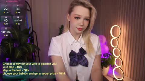 Snapshot of laurawifeness chatting on 2, 10, 2025 Laura online show from 2, 10, 2025