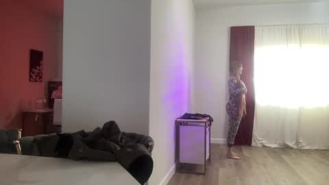 Lauren Phillips online show from 27, 1, 2025