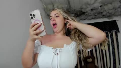 Snapshot of lauu_g chatting on 4, 2, 2026 Lauu G online show from 4, 2, 2026