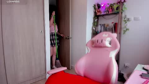 Snapshot of lauu_r chatting on 9, 6, 2026 online show from 9, 6, 2026