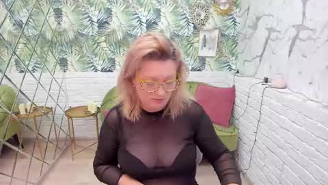 Snapshot of lea_fruit chatting on 4, 1, 2025 Lea online show from 4, 1, 2025