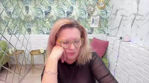 Snapshot of lea_fruit chatting on 4, 1, 2025 Lea online show from 4, 1, 2025