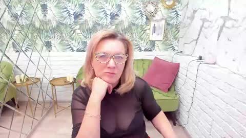 Snapshot of lea_fruit chatting on 5, 1, 2025 Lea online show from 5, 1, 2025