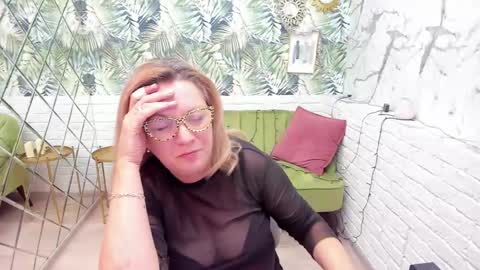 Snapshot of lea_fruit chatting on 5, 1, 2025 Lea online show from 5, 1, 2025