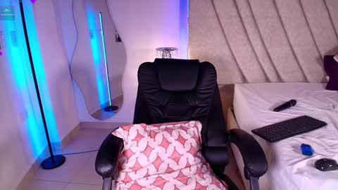 Instagram Leahprada  online show from 2, 1, 2025