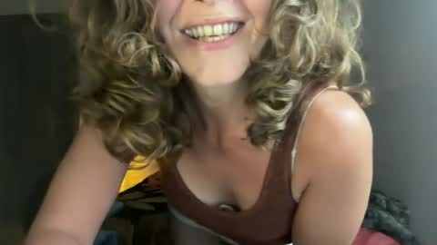 Snapshot of leahsparkles chatting on 8, 7, 2026 Leah Sparkles online show from 8, 7, 2026