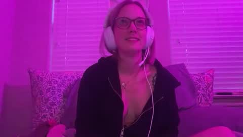 Snapshot of leanneluxecouple chatting on 14, 4, 2026 leanneluxecouple online show from 14, 4, 2026