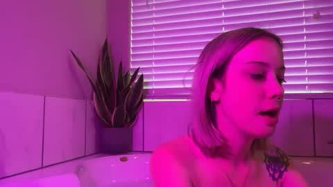 Snapshot of leanneluxecouple chatting on 18, 4, 2026 leanneluxecouple online show from 18, 4, 2026
