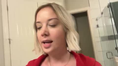 Snapshot of leanneluxecouple chatting on 13, 5, 2026 leanneluxecouple online show from 13, 5, 2026