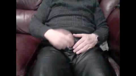 Snapshot of leatherpants68 chatting on 4, 12, 2024 leatherpants68 online show from 4, 12, 2024